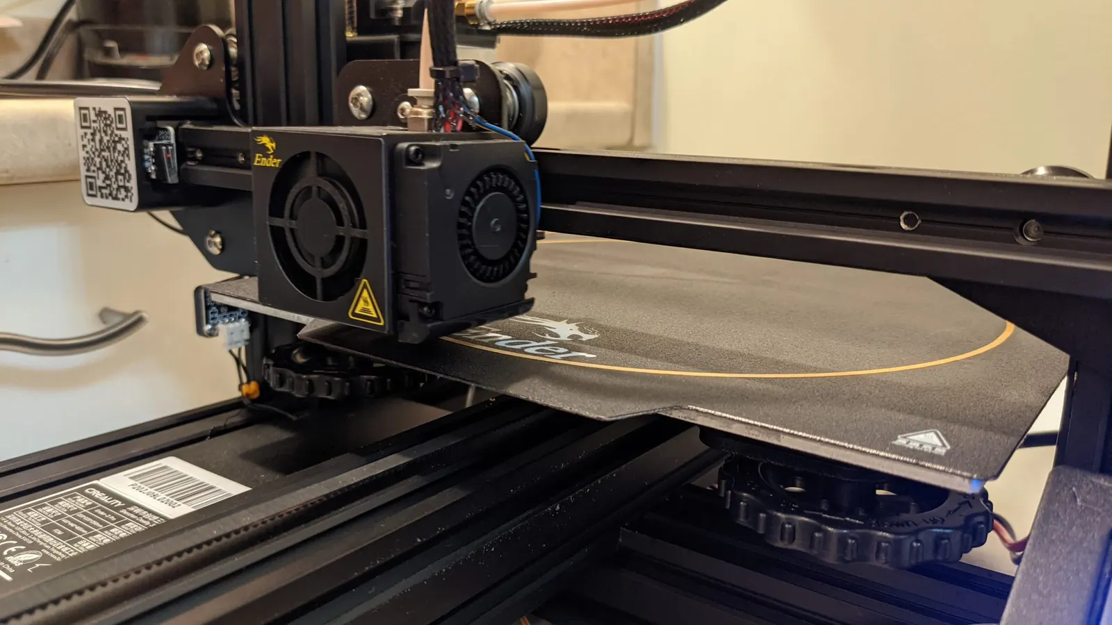 3D printer print head and bed close-up